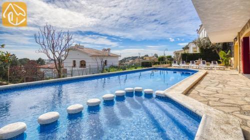 Lloret de Mar Villa Sleeps 10 With Pool And Wifi