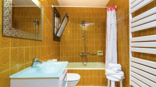 Lloret De Mar Villa Sleeps 8 With Pool