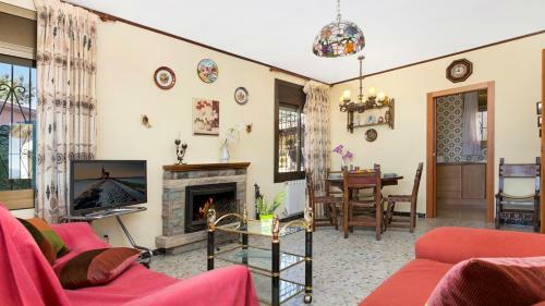 Lloret De Mar Villa Sleeps 8 With Pool
