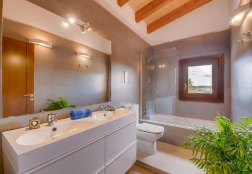 Llubi Holiday Home Sleeps 8 With Pool Air Con And Wifi