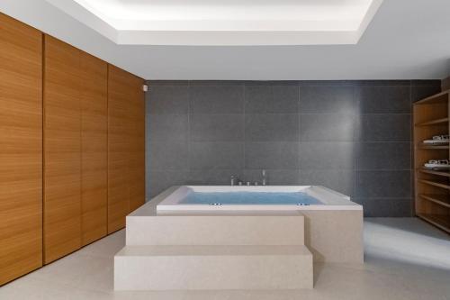 Las Chapas Villa Sleeps 12 With Pool And Air Con