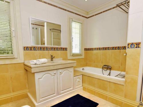 7002 Cosy 2nd Beach Line Villa Big Garden And Pool