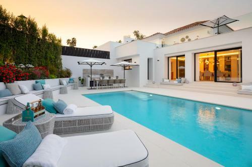 La Quinta Villa Sleeps 10 With Pool And Air Con