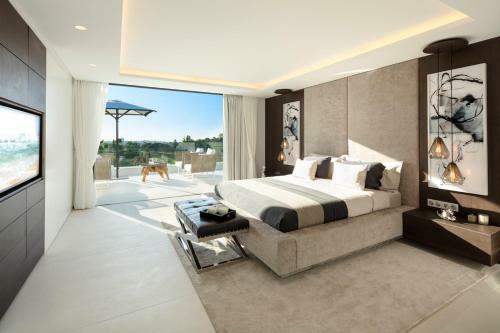 La Quinta Villa Sleeps 10 With Pool And Air Con