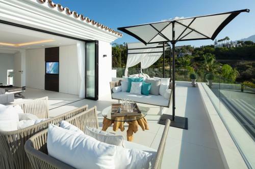 La Quinta Villa Sleeps 10 With Pool And Air Con