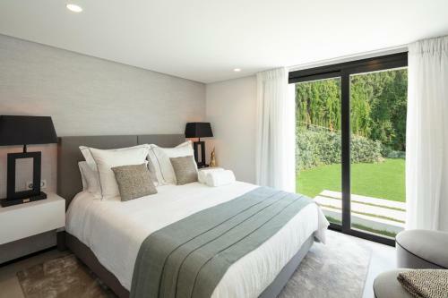 La Quinta Villa Sleeps 10 With Pool And Air Con