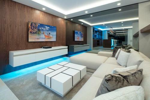 La Quinta Villa Sleeps 10 With Pool And Air Con