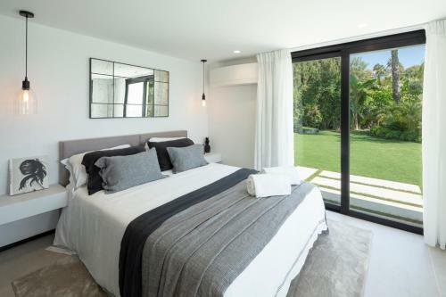 La Quinta Villa Sleeps 10 With Pool And Air Con