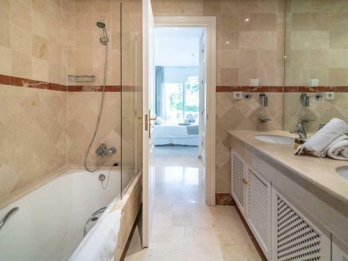 Apartamento Sophisticated Flat Next To Luxurious Puerto Ban�s