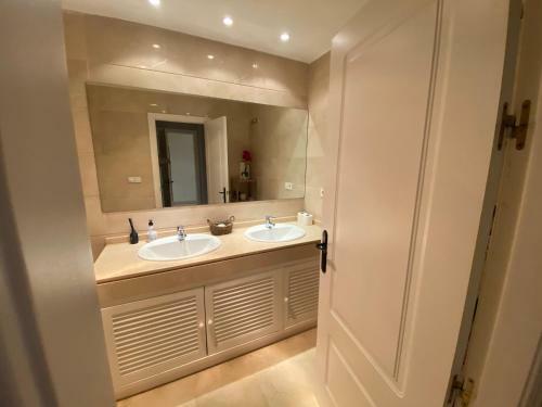 Charming 3-bed House 2 Big Pools And Herb Garden