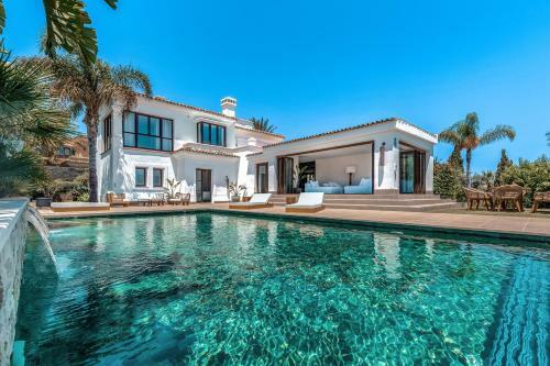 Designer Villa Luxury Cinema Pool View Nueva Andalucia