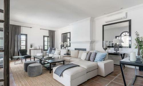 El Angel Villa Sleeps 8 With Pool And Air Con
