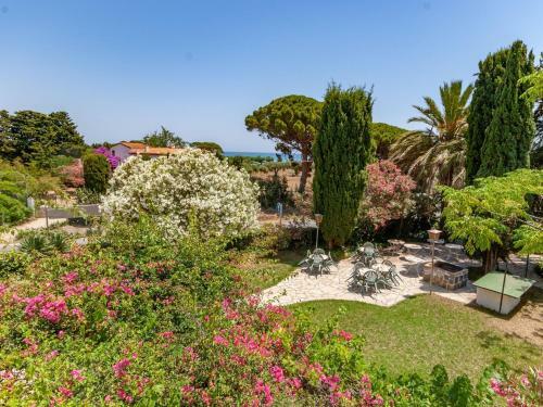Small Building With 4 Apartments Close To The Beach