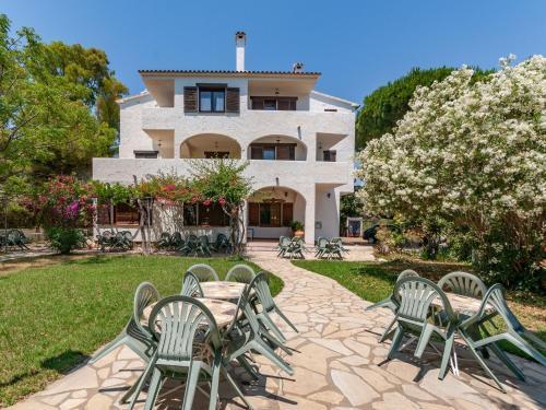 Small Building With 4 Apartments Close To The Beach