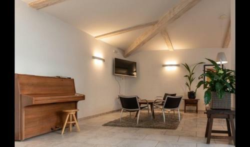 Montbrio Del Camp Villa Sleeps 14 With Pool And Air Con
