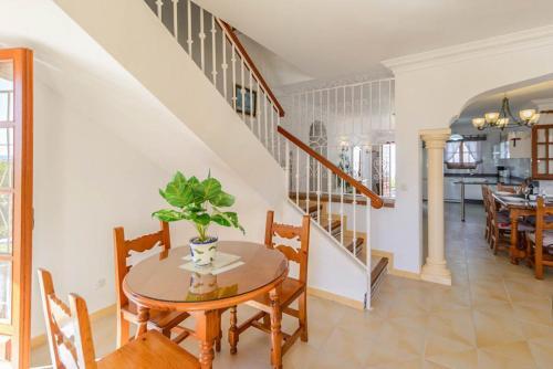 Nerja Villa Sleeps 6 With Pool Air Con And Wifi