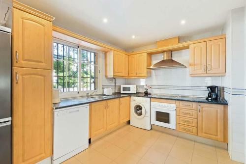 Nerja Villa Sleeps 6 With Pool Air Con And Wifi