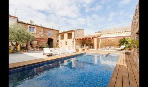 Apartment In Pals Sleeps 4 With Pool And Air Con