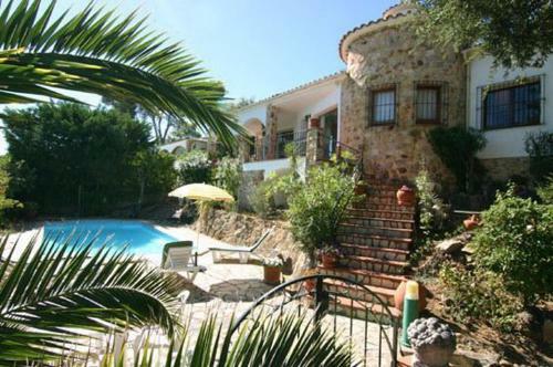 Villa In Pals Sleeps 6 With Pool And Air Con
