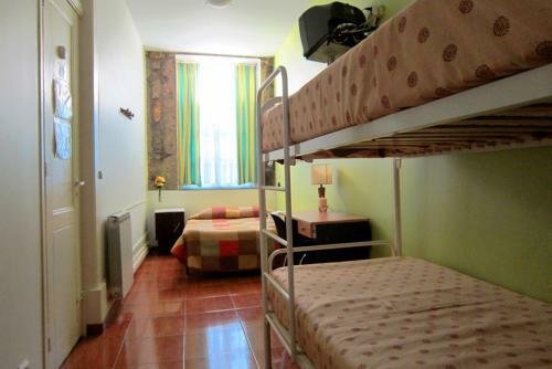 Hostal Duas Na��es Guest House