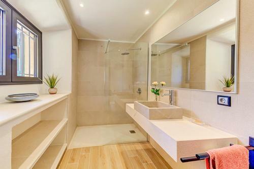 Villa In Pollenca Sleeps 8 Includes Swimming Pool And Air Con 6