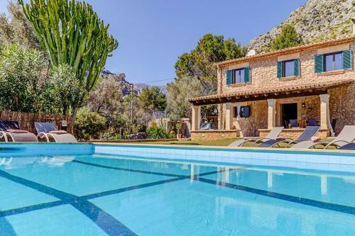 Villa In Pollenca Sleeps 8 Includes Swimming Pool And Air Con 6