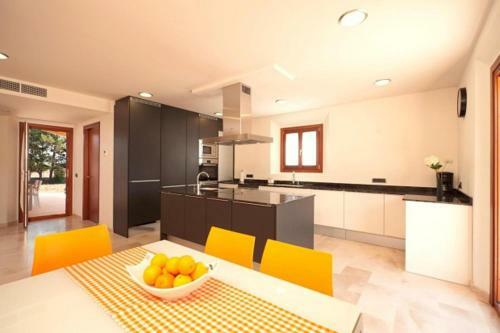 Pollenca Villa Sleeps 6 Pool Air Con Wifi T251856