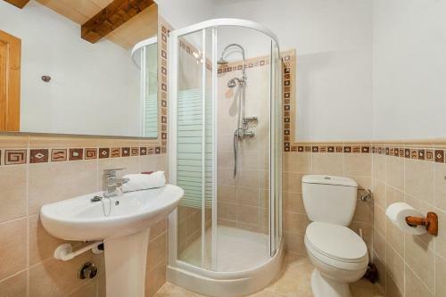 Pollenca Villa Sleeps 6 With Pool Air Con And Wifi