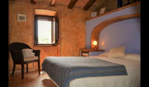 Villa In Cantallops Sleeps 6 With Pool And Air Con