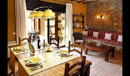 Villa In Cantallops Sleeps 6 With Pool And Air Con