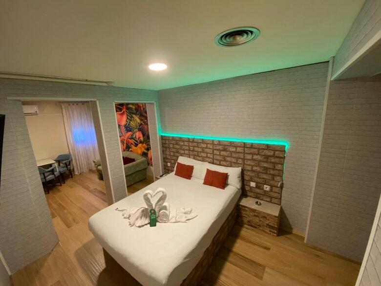 Hostal Avenida Andalucia - Solo Adultos