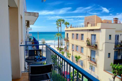 Aqua Large 3 Bed Apartment Looking On To The Beach
