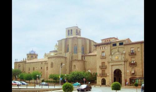 Solsona Villa Sleeps 14 With Pool