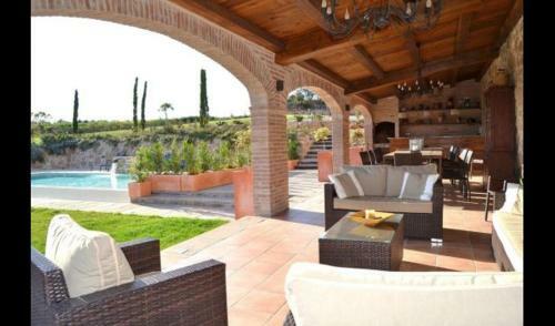 Solsona Villa Sleeps 14 With Pool