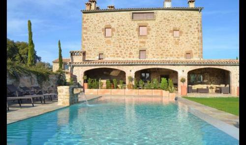 Solsona Villa Sleeps 14 With Pool