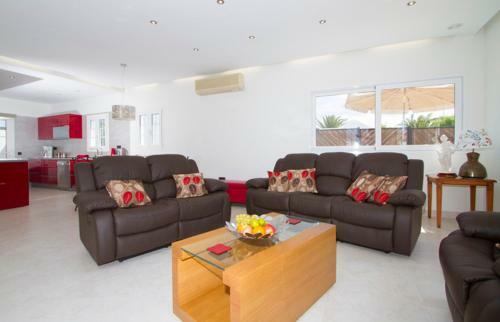 Villa Natalie - 5 Bedroom Swimming Pool With Jacuzzi