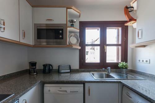 Lets Holidays Apartment La Guardia