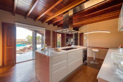 Oasis Villa With Swimming Pool In 4000m2 Garden