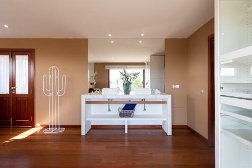 Oasis Villa With Swimming Pool In 4000m2 Garden