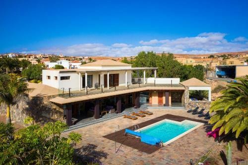 Oasis Villa With Swimming Pool In 4000m2 Garden