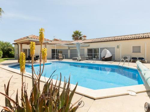 Delux Villa In Vilacolum With Swimming Pool