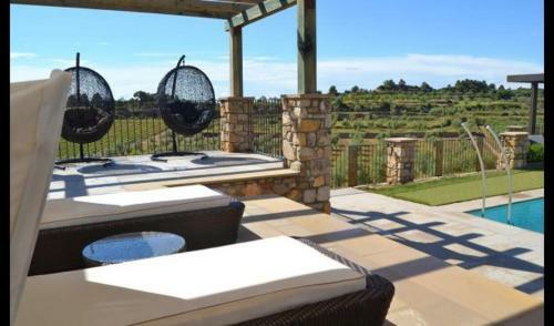 Villa In El Vilosell Sleeps 6 With Pool And Air Con