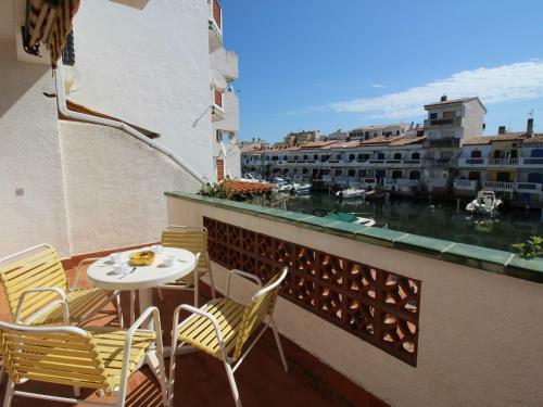 Cozy Holiday Home In Empuriabrava With Terrace