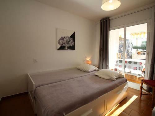 2 Bedroom Apartment Within Walking Distance To The Beach