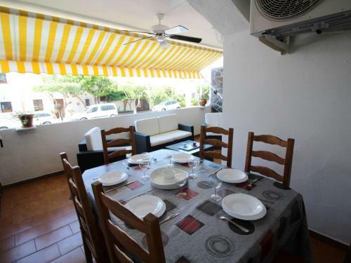 2 Bedroom Apartment Within Walking Distance To The Beach