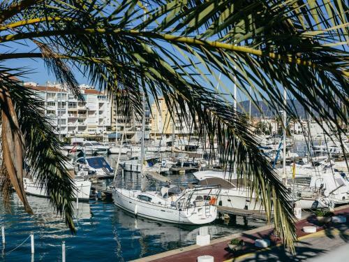 2 Bedroom Apartment Within Walking Distance To The Beach