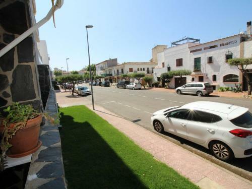 2 Bedroom Apartment Within Walking Distance To The Beach