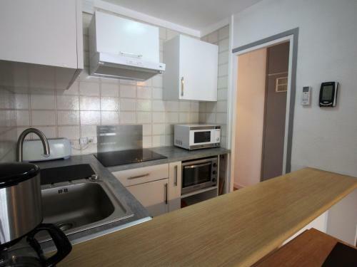 2 Bedroom Apartment Within Walking Distance To The Beach