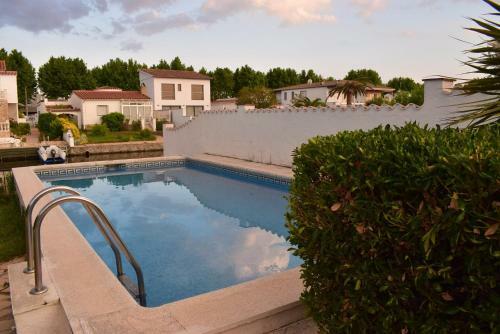Casa 4 Dormitorios Con Amarre Y Piscina Privados Ref 346