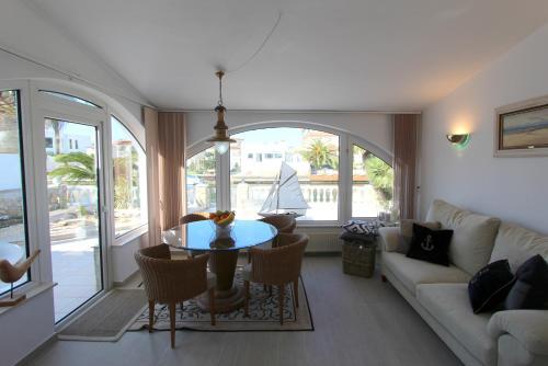 Villa Leon Inmo Cap Ras 52 B - 10170